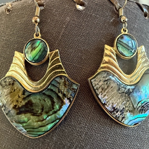 Vintage Gold coloured abalone mother of pearl earrings @ Vuri stamped - Picture 7 of 17